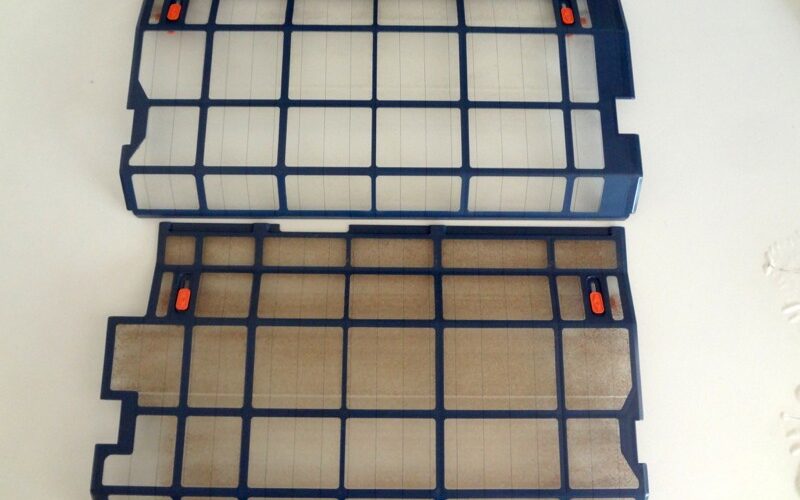 お掃除エアコンを過信していました!15年使用して初めてエアコン内部を見てショック、ホコリだらけフィルターは茶色に変色していました
