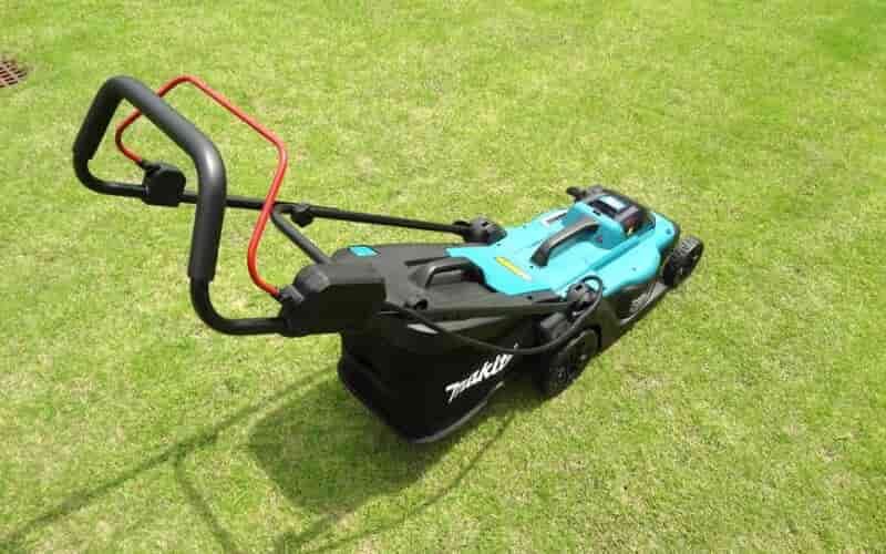 芝刈り機も充電式がGood！もはや電源コードを気にしながらの芝刈り作業には戻れません